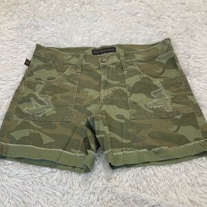 Rock & Republic BUMPERSHOOT Olive Green Shorts WOMENS SIZE 10 CAMO